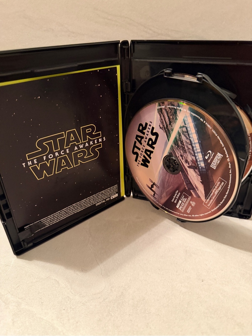Star Wars: The Force Awakens (Blu-ray + DVD) - Picture 3 of 4